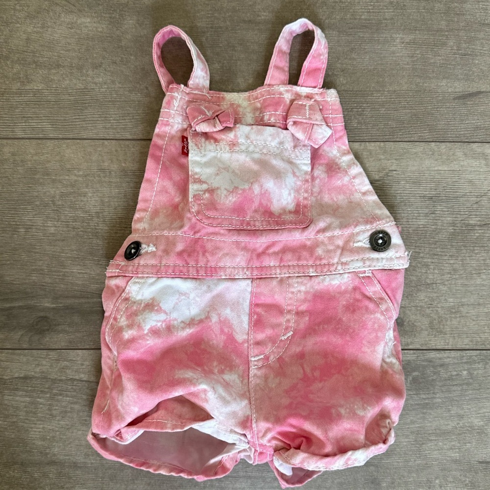 Levi’s Baby Girl Denim Tie Dye Overalls Pink White 3 Months 
SO CUTE